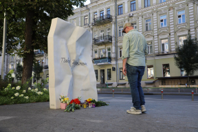Фотофакт. К мемориалу Павла Шеремета в Киеве несут цветы