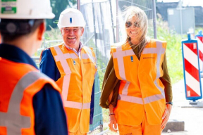 Королева в костюме асфальтоукладчицы